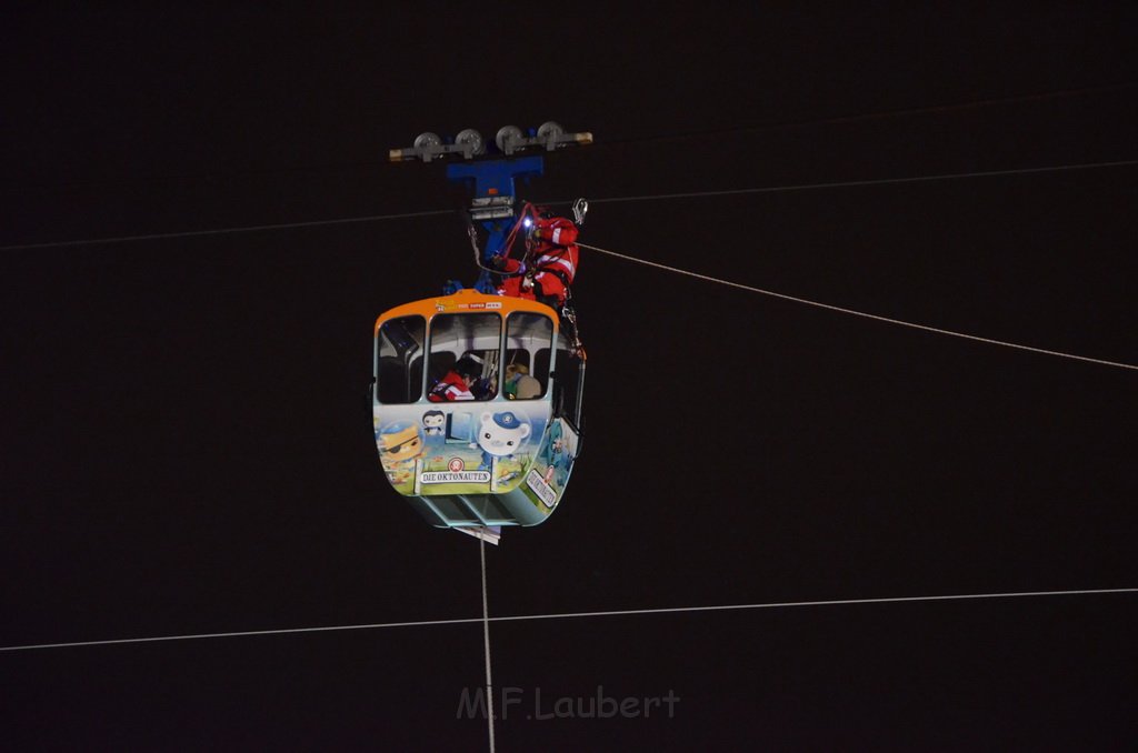 Einsatz BF Hoehenretter Koelner Seilbahn Hoehe Zoobruecke P2484.JPG